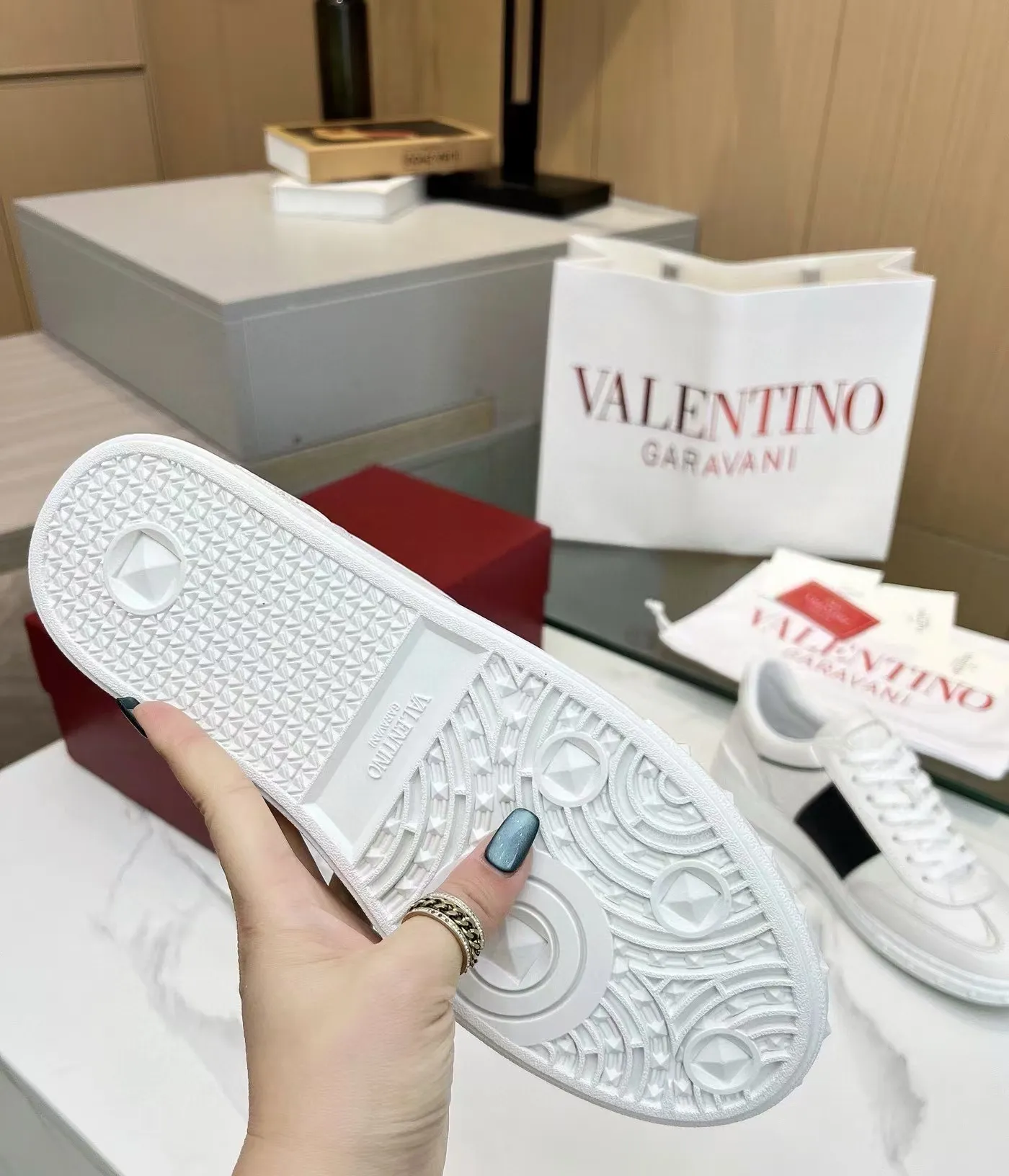 Men's men's shoes 💰440 [New style] 🐡🐡Original quality Top version on the market VALENTINO (Valentino) 2023 latest fashion week catwalk [couples 👫 style], unique design, fashionable people specialize in thin feet 🔥A fashion product of Baita [strong] Fabric: The toe is made of high mercerized triangular grain cowhide and A-grade full-grain cowhide tower, original lasting process Inner lining: cowhide lining + PU hanging mesh feet, heel and tongue decorated with VaIentin* shallow relief oversized rivets Size: 38-44 (45 can be customized